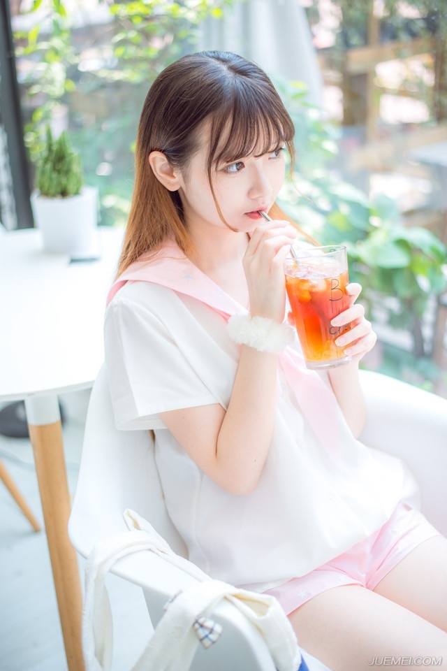 我喊他，没人应。只我一人，站在荒郊野地里。